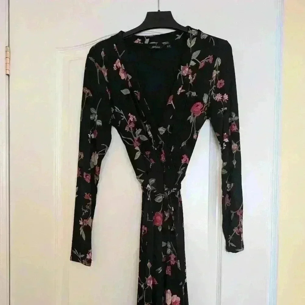 Reitmans size Xs dark floral red flower wrap dress